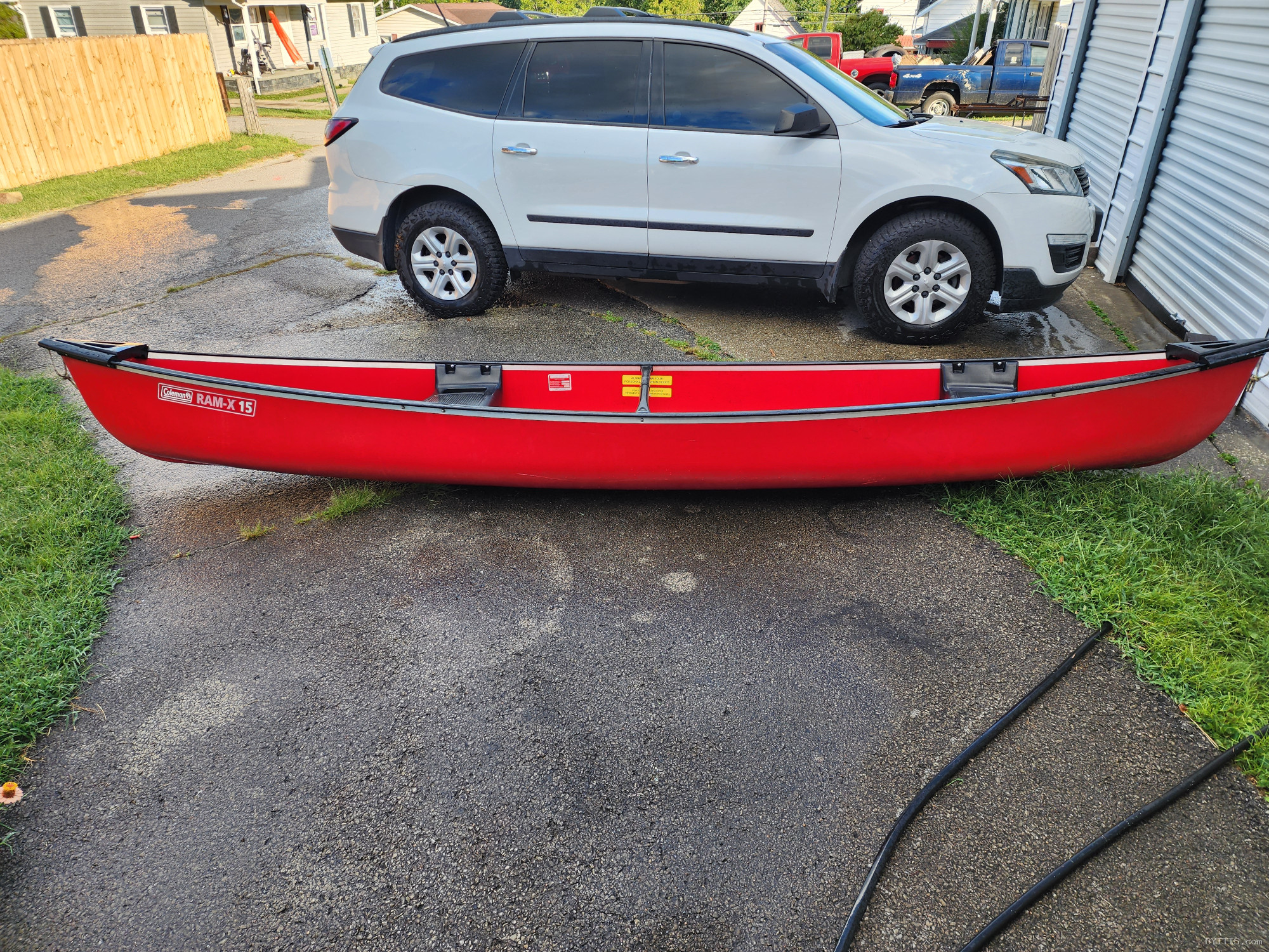 2015 canoe comes with 2 paddles 